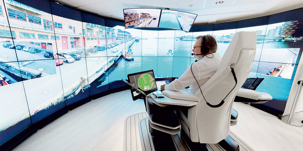 Il capitano René Malmstrøm manovra il rimorchiatore "Svitzer Hermod" nei pressi del porto di Copenaghen da un centro operativo remoto di Rolls Royce / Rolls Royce